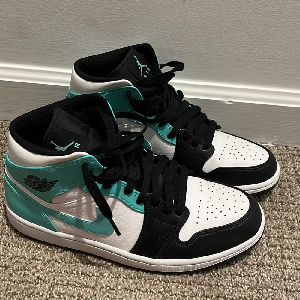 Nike Air Jordan 1 Mid “Tropical Green”